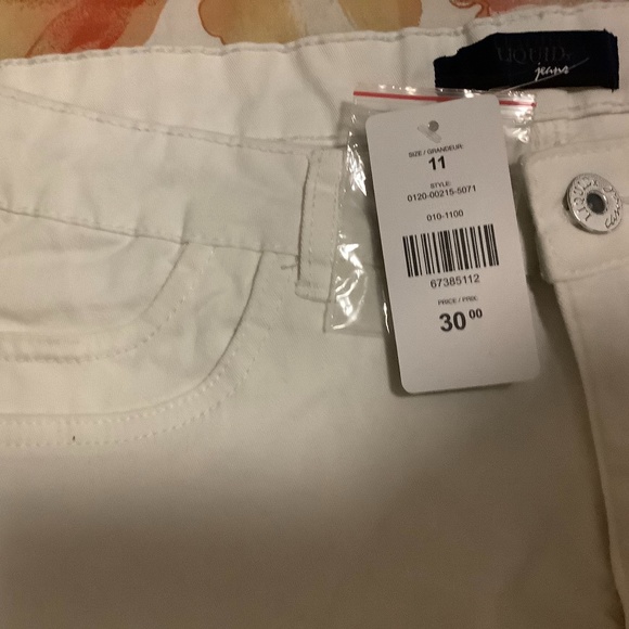 White shorts - Picture 8 of 9